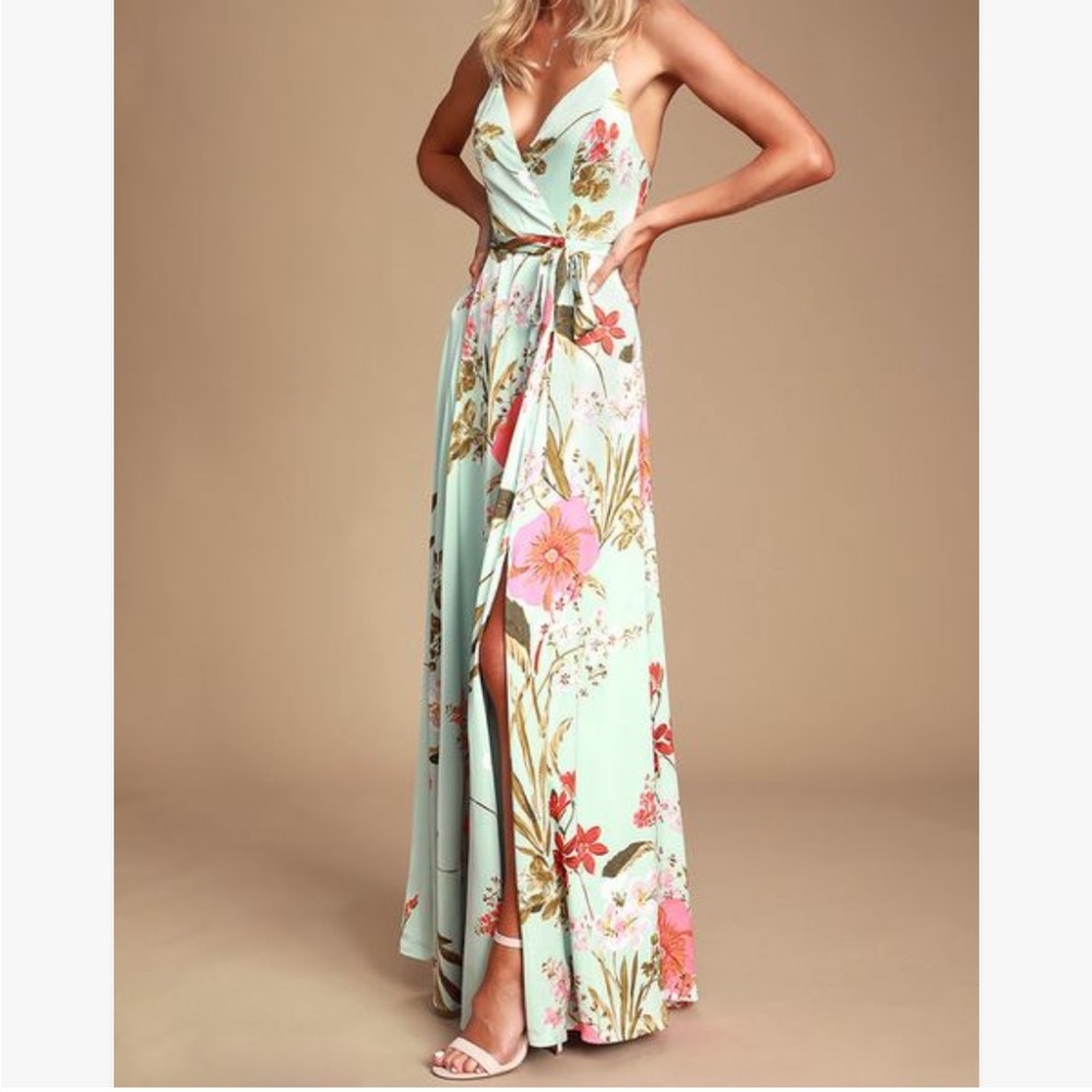 Lulu’s floor length, blue floral spaghetti strap dress, never worn - size small